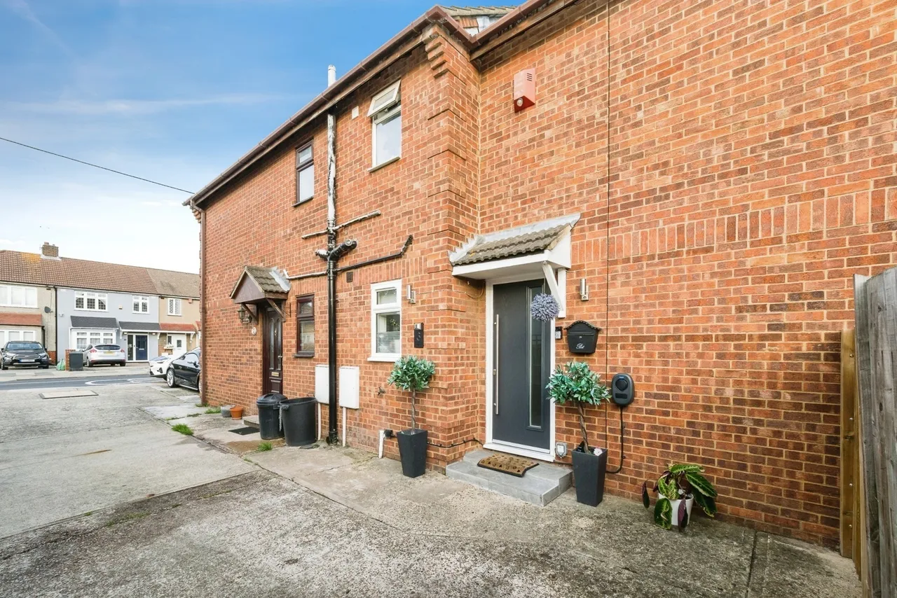 1 bed house for sale, Frederick Road, Rainham, RM13