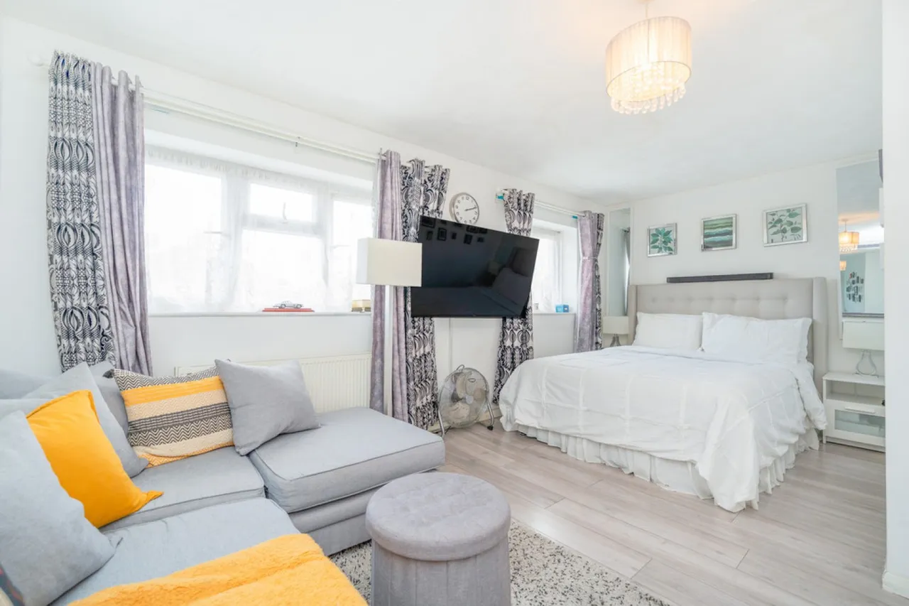 Mount Avenue , Southall, photo 11