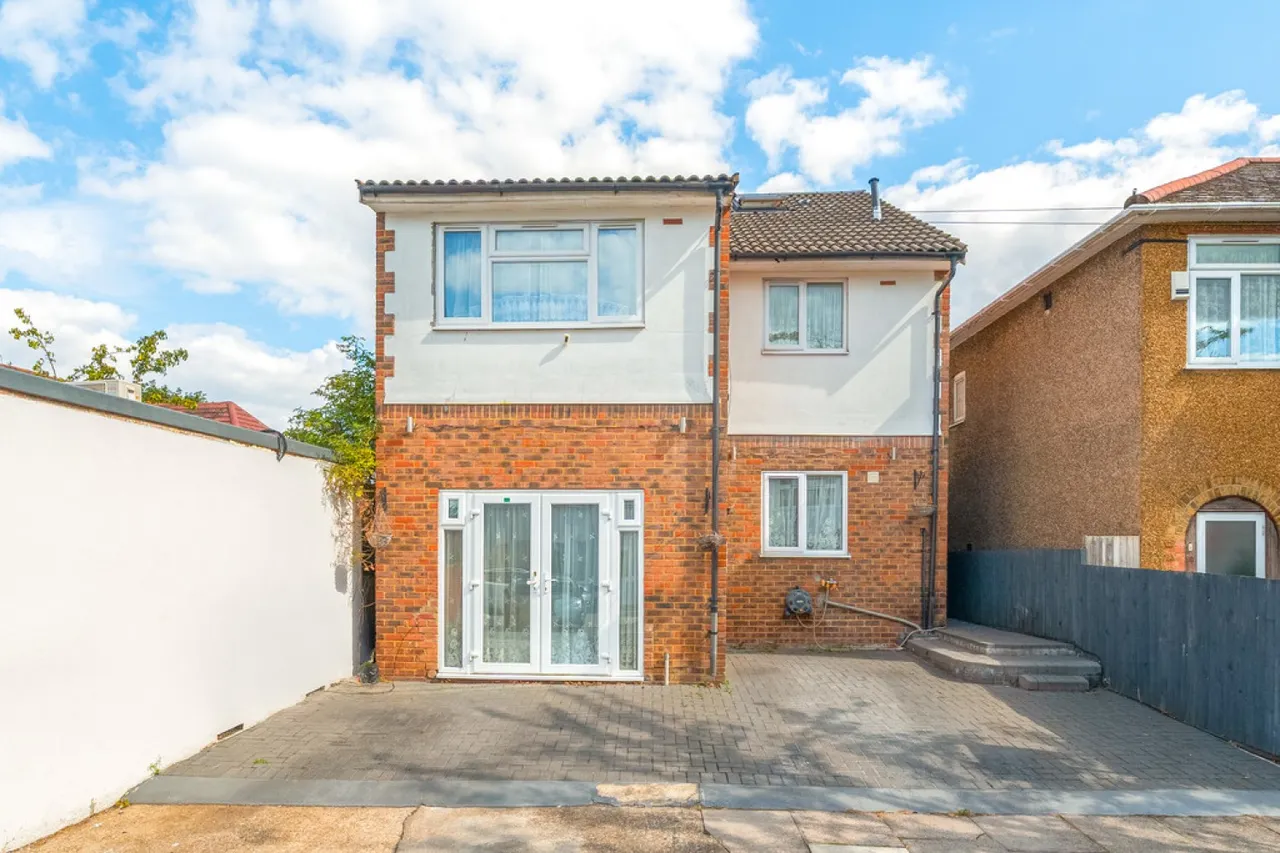 5 bed house to rent — Mount Avenue , Southall