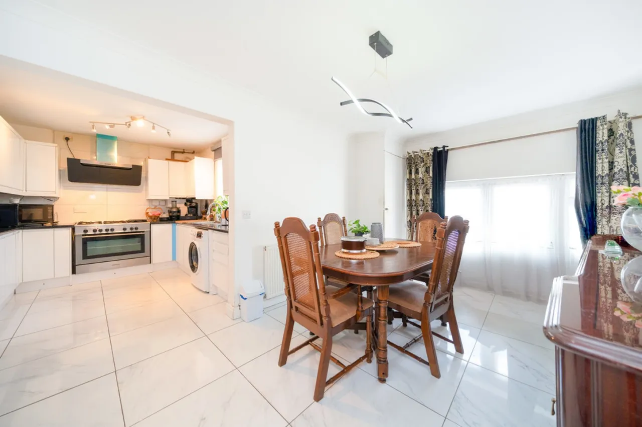Mount Avenue , Southall, photo 6