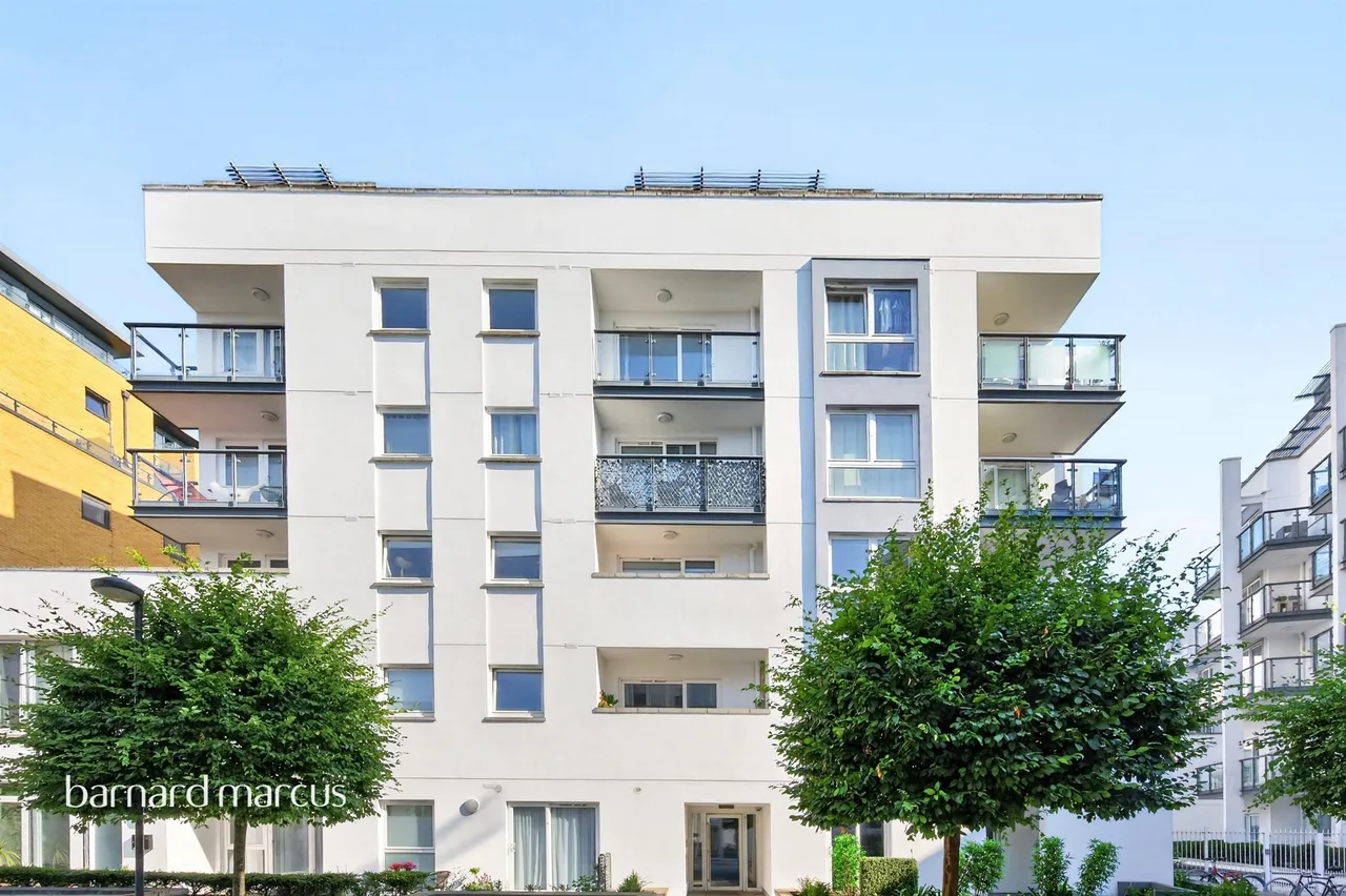 2 bed flat for sale — Osiers Road, London