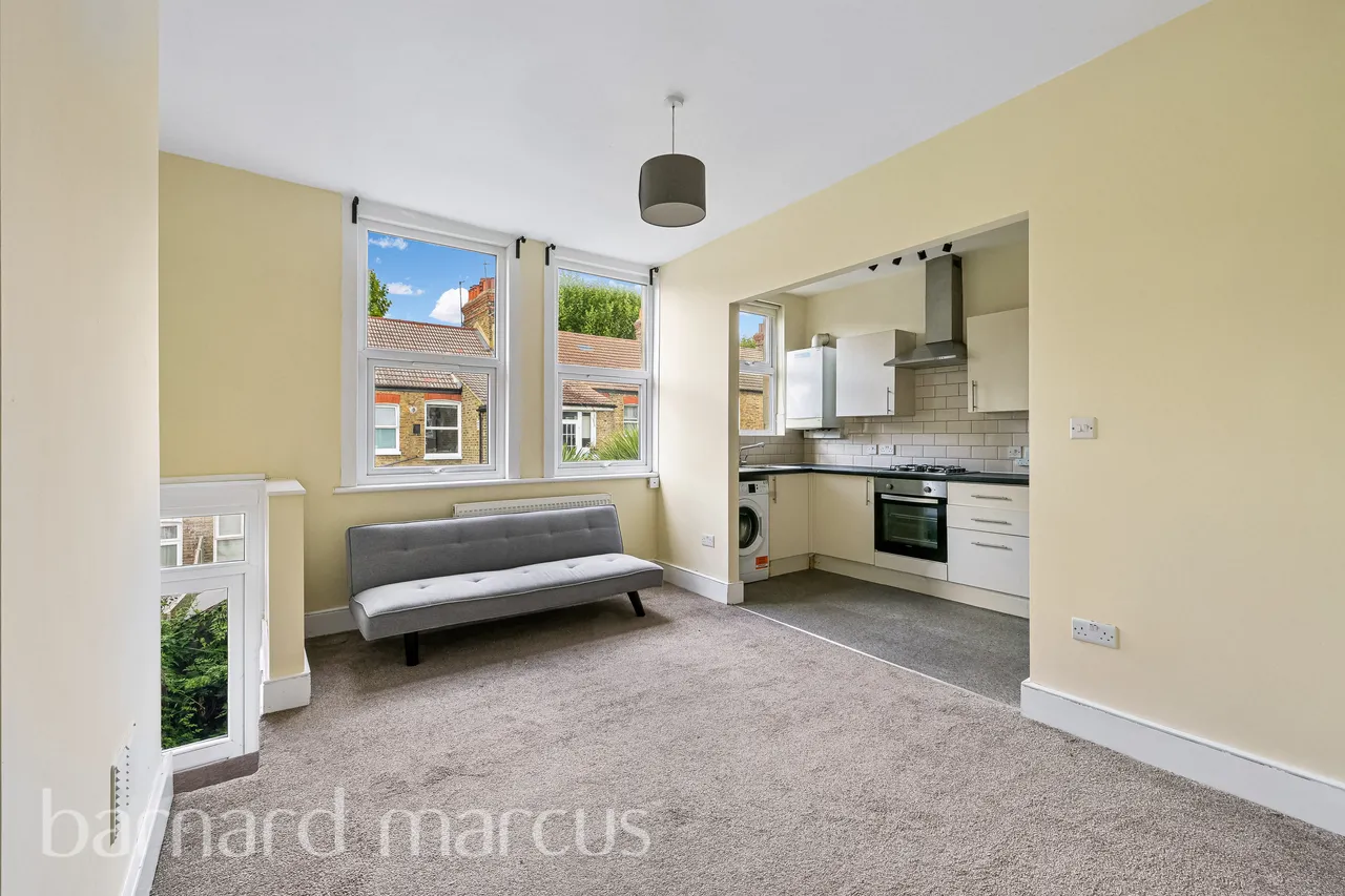 3 bed flat to rent — Salterford Road, LONDON