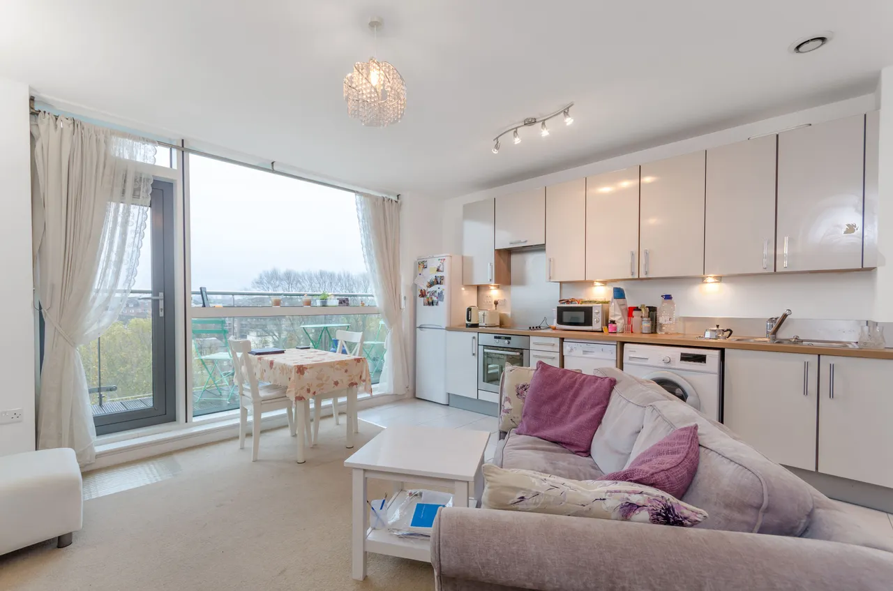 1 bed flat to rent — 46 Palladio Court, Mapleton Road, London