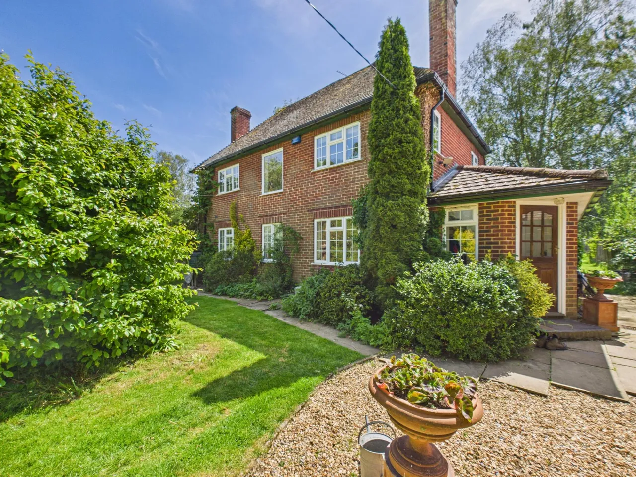 Farnham Road, Hook, RG29, photo 2