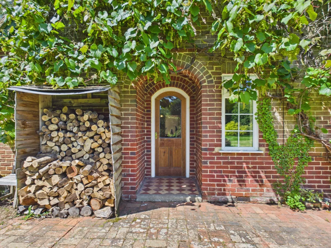 Farnham Road, Hook, RG29, photo 8