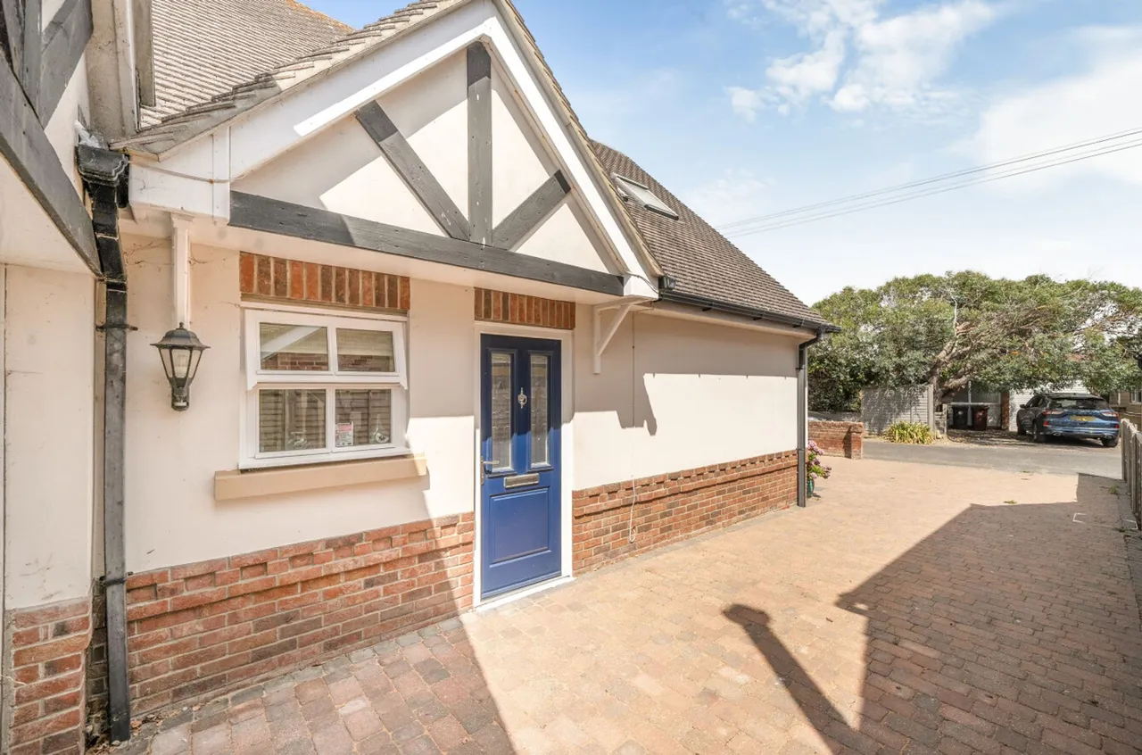 The Crescent, West Wittering, PO20, photo 29