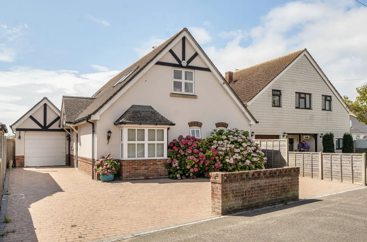3 bed property for sale, The Crescent, West Wittering, PO20