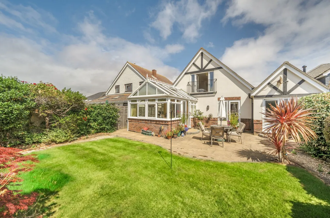 The Crescent, West Wittering, PO20, photo 3