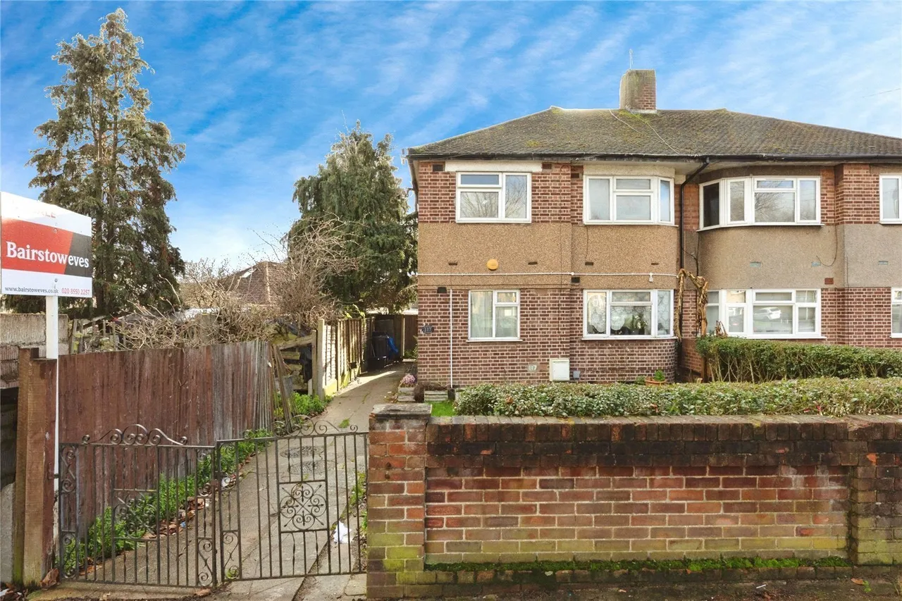 2 bed flat for sale — Fullwell Avenue, Ilford, IG6