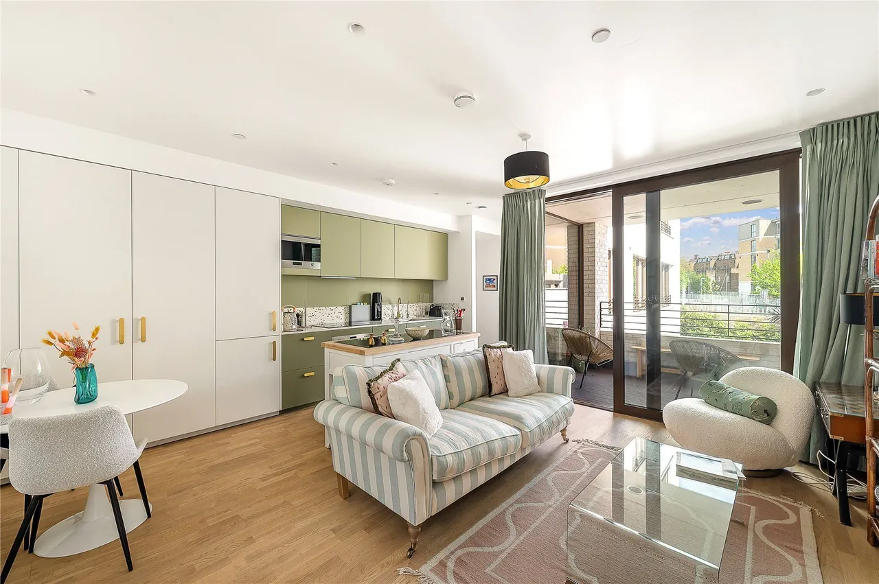 Haverstock Hill, Camden, London, NW3, photo 2