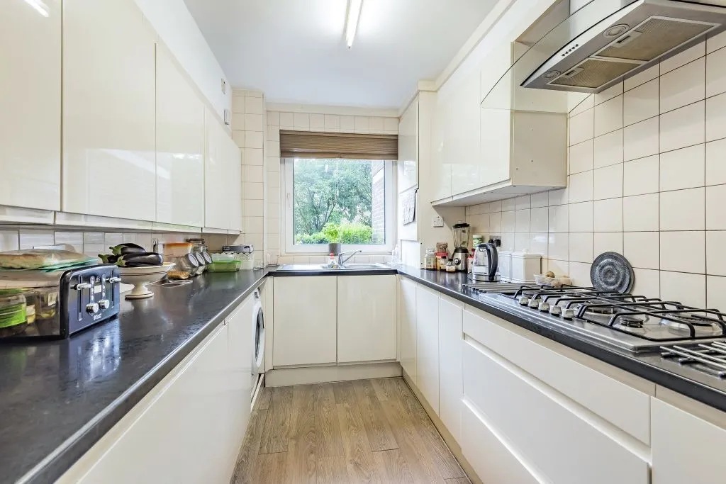 16 Hillcrest Road, Ealing, photo 11