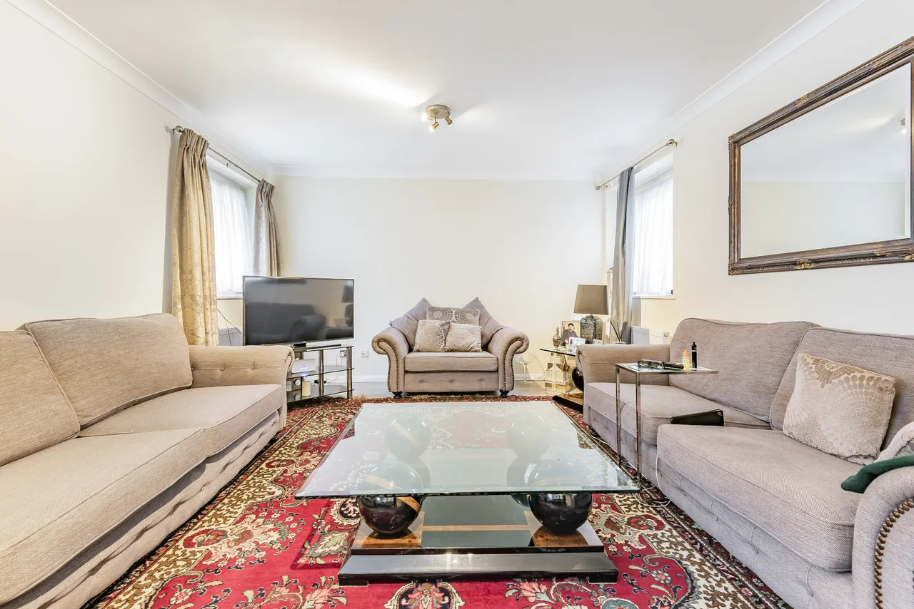 16 Hillcrest Road, Ealing, photo 2
