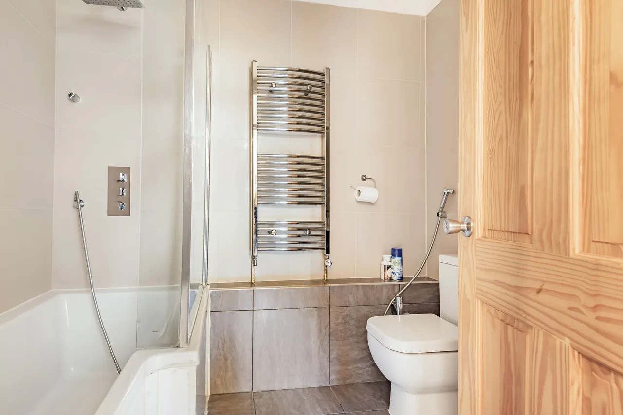 16 Hillcrest Road, Ealing, photo 8