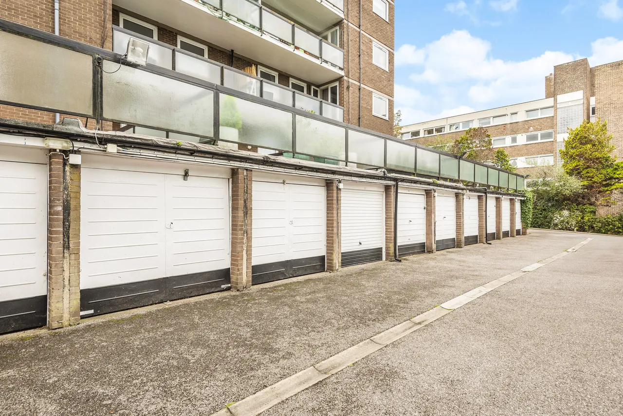 16 Hillcrest Road, Ealing, photo 12