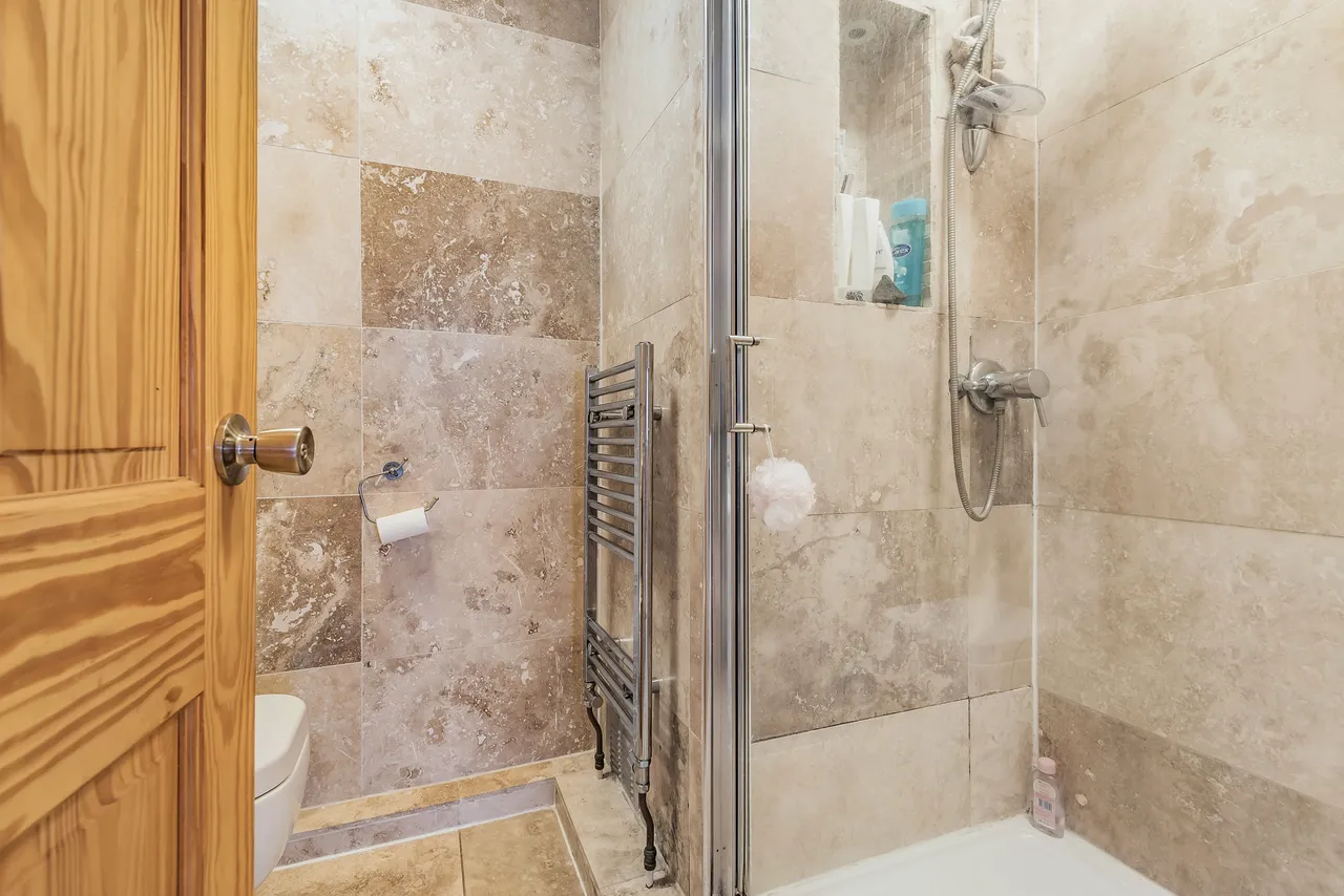 16 Hillcrest Road, Ealing, photo 9