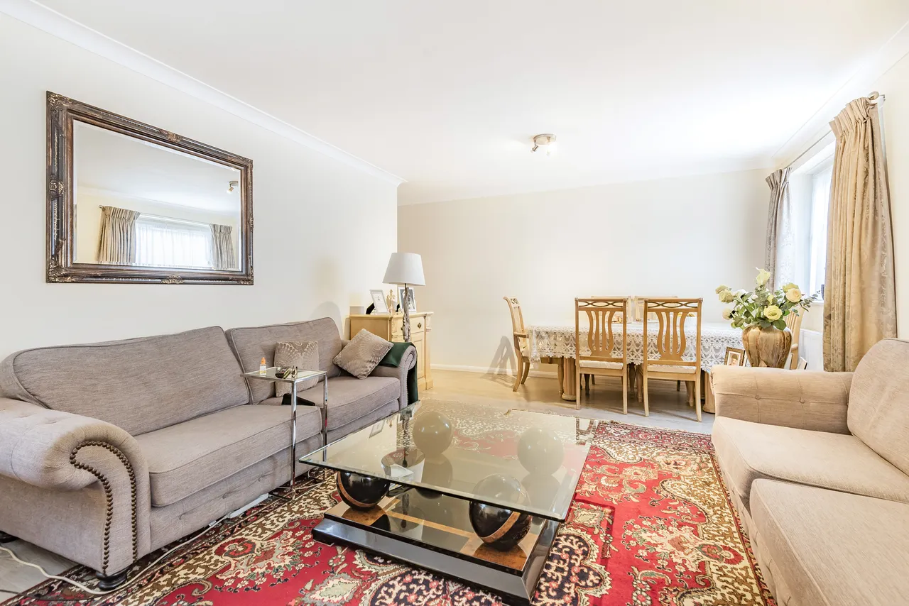 16 Hillcrest Road, Ealing, photo 3