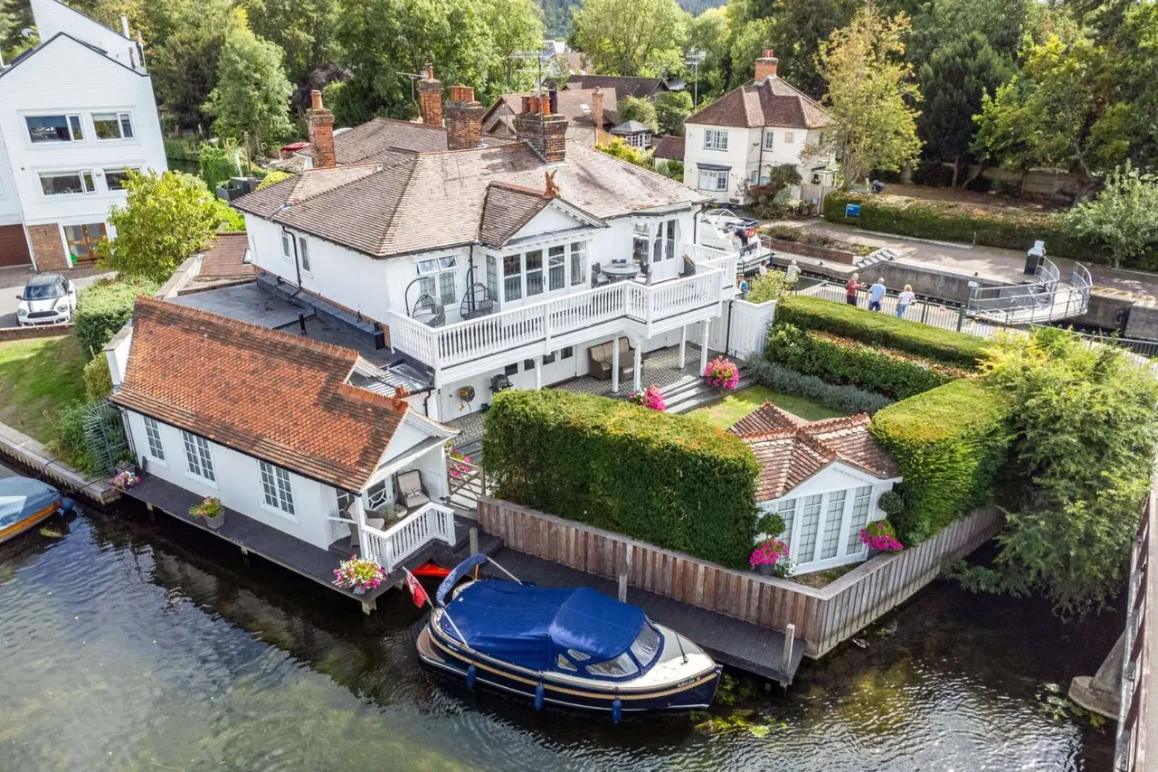 4 bed house for sale, Mill Road, Marlow, SL7