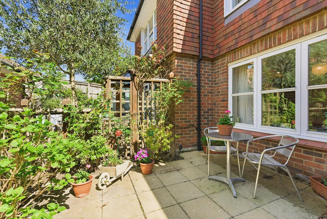 St. Marys Court, Beaconsfield, HP9, photo 2