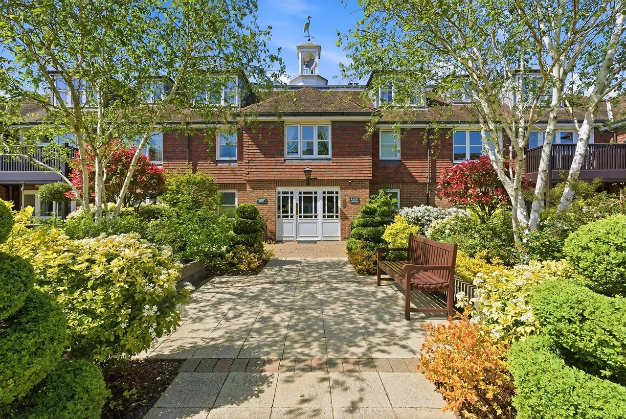 2 bed flat for sale, St. Marys Court, Beaconsfield, HP9