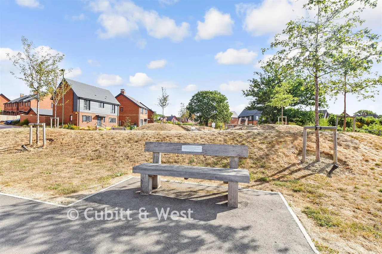 Burdock Road, Horsham, RH12, photo 3