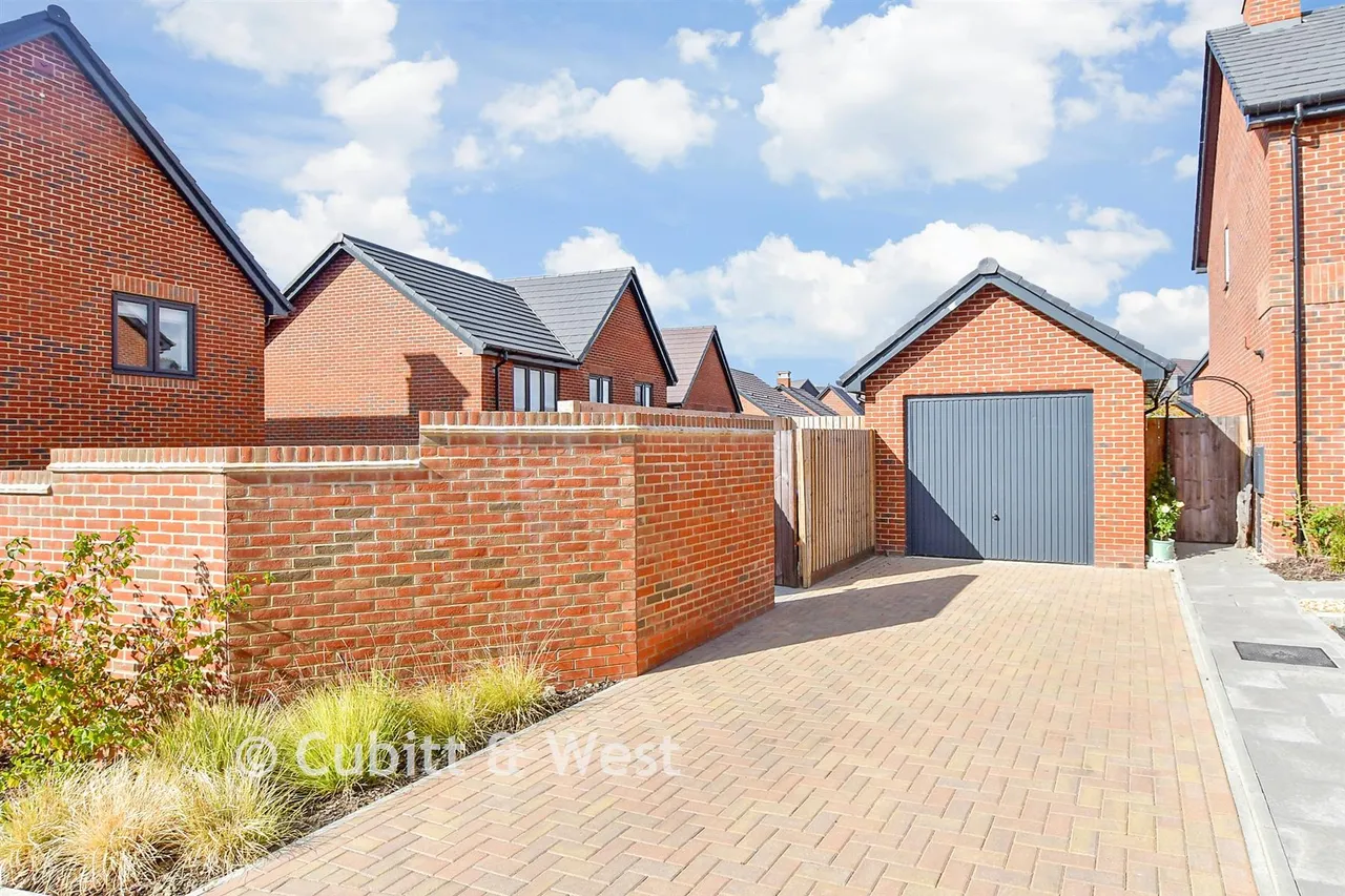 Burdock Road, Horsham, RH12, photo 18