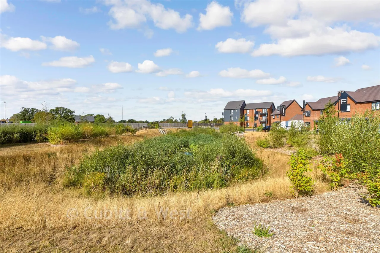 Burdock Road, Horsham, RH12, photo 2