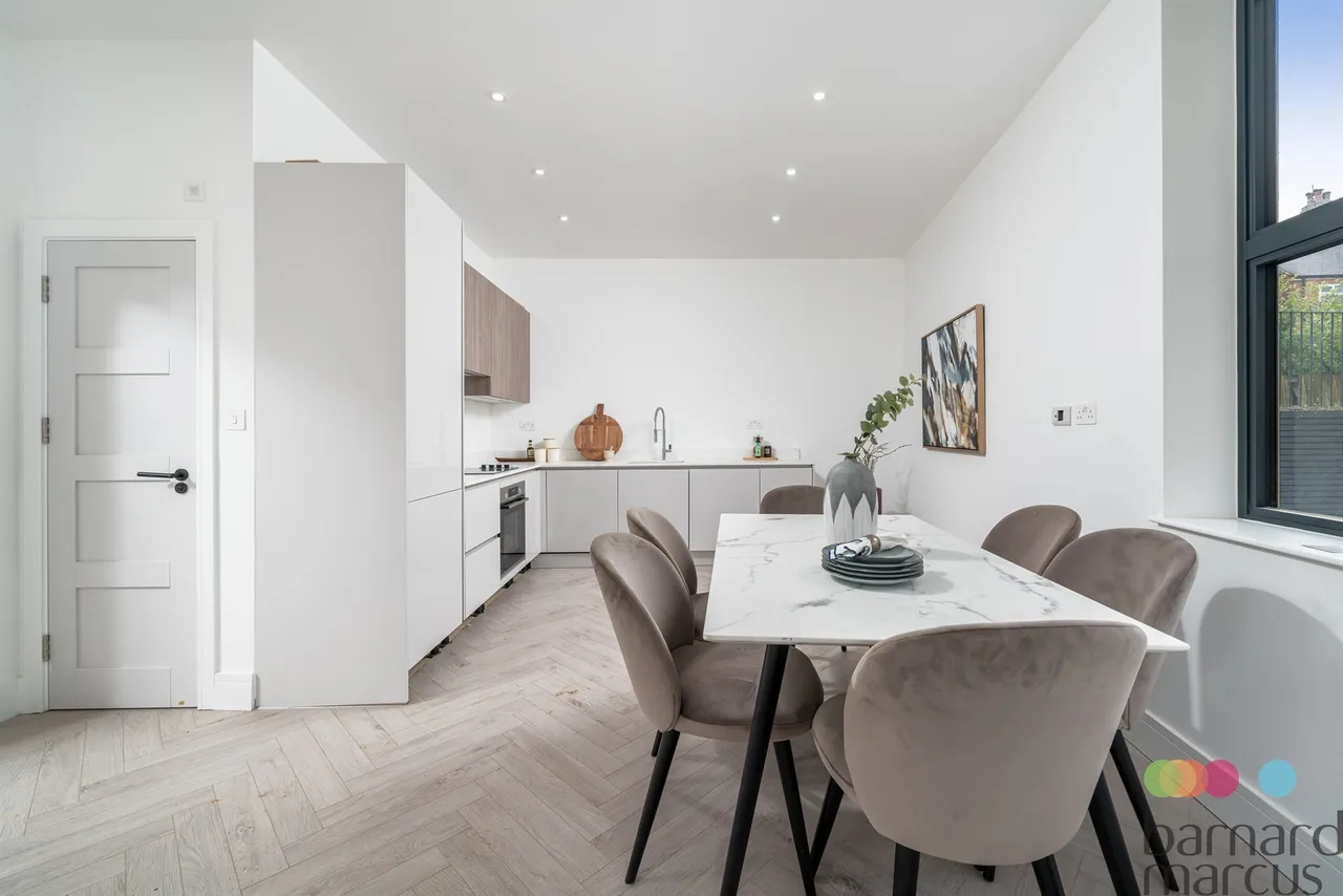 Powys Mews, Palmers Green, London, N13, photo 12