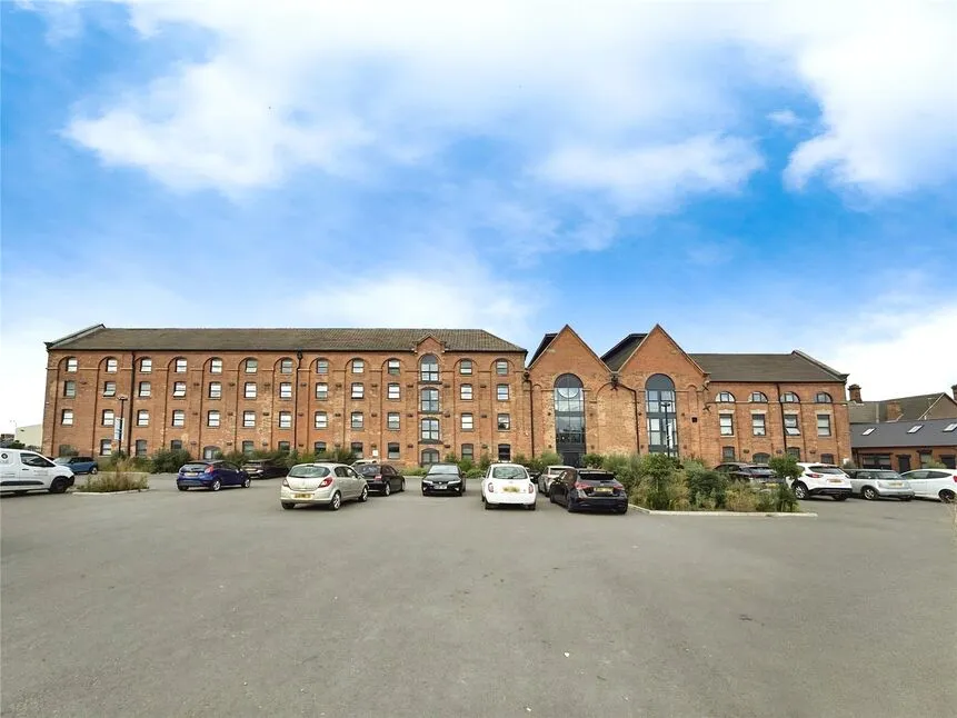 2 bed flat to rent, Wetmore Road, DE14