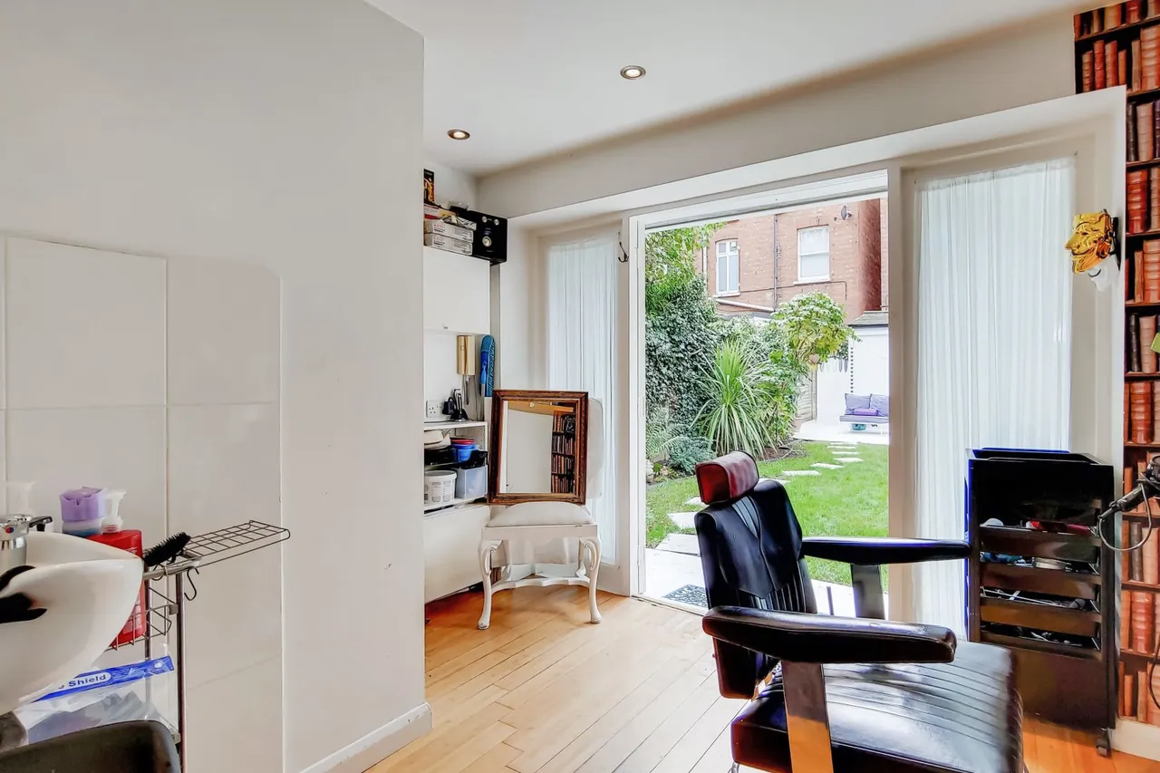 Hoveden Road, London, photo 13