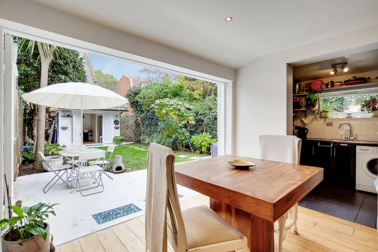 Hoveden Road, London, photo 9