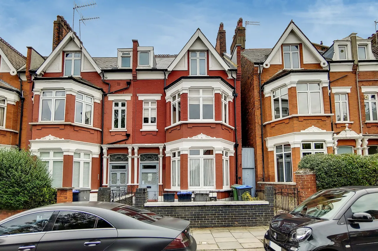 2 bed flat for sale — Hoveden Road, London