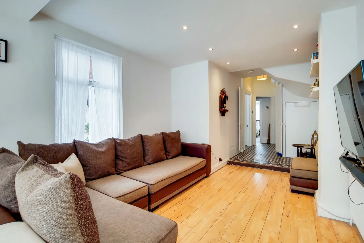 Hoveden Road, London, photo 8