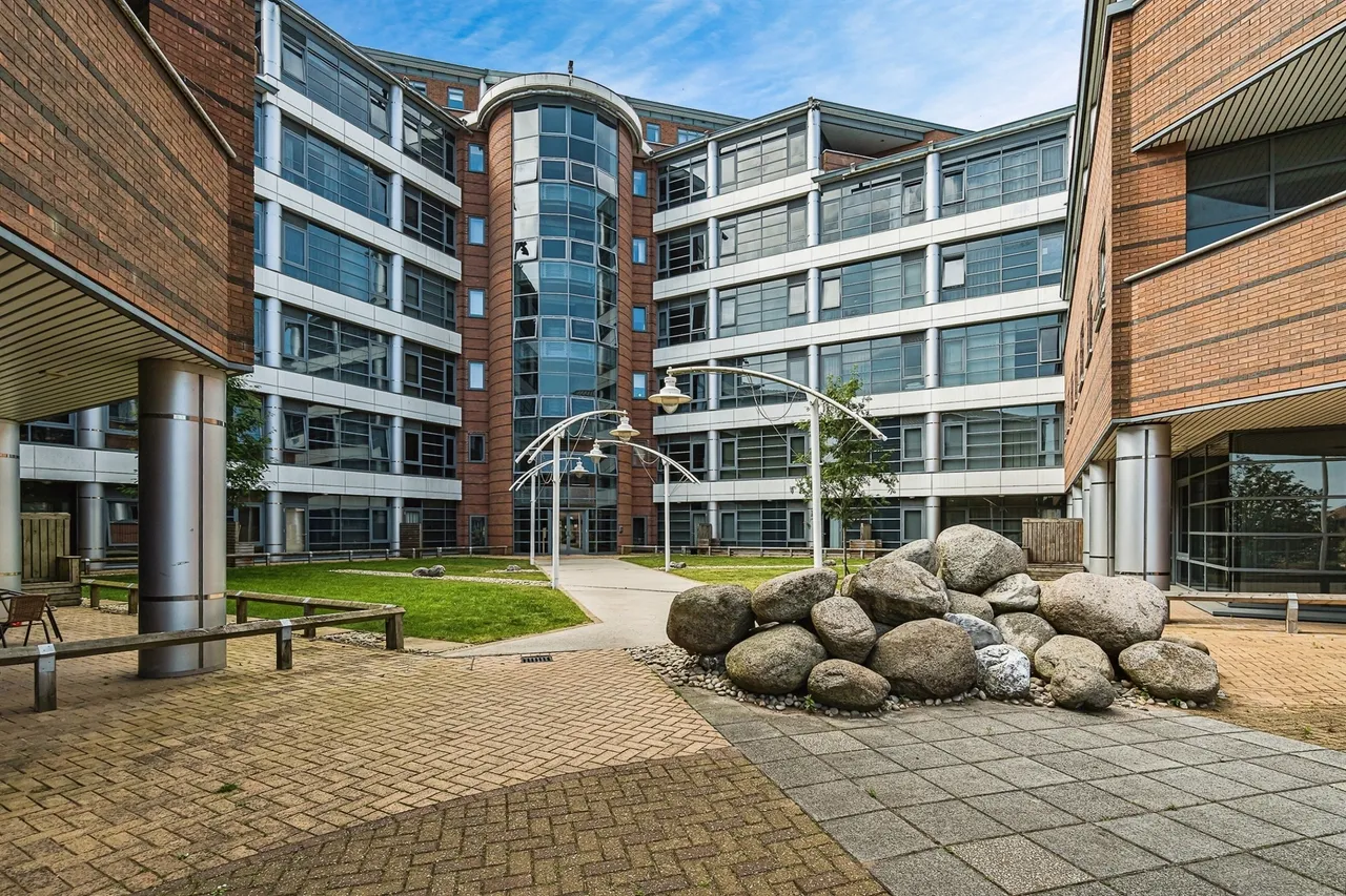 1 bed flat for sale — Waterfront West, Brierley Hill