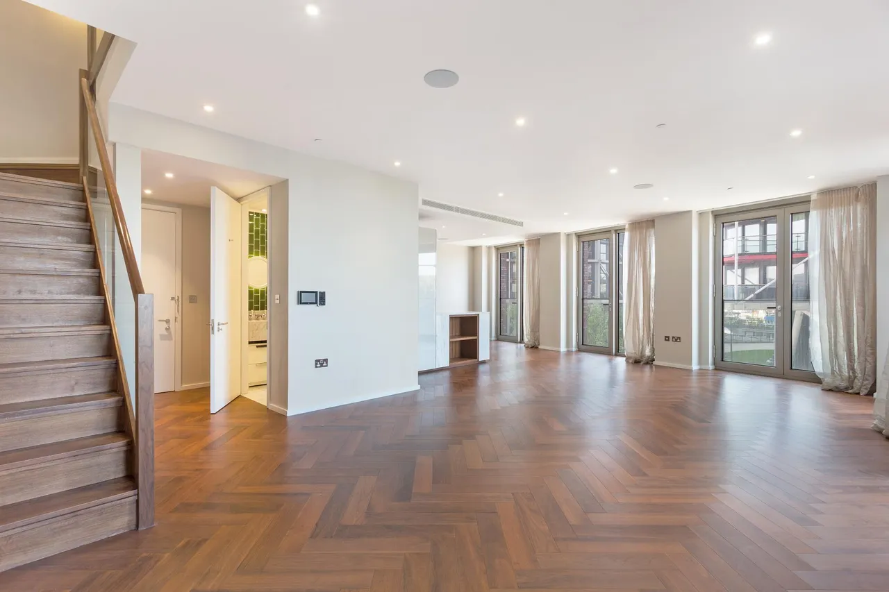 3 bed flat to rent, Embassy Gardens, London, SW11