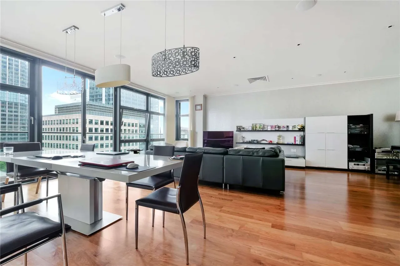 3 bed flat to rent — South Quay Square, London, E14 9LT