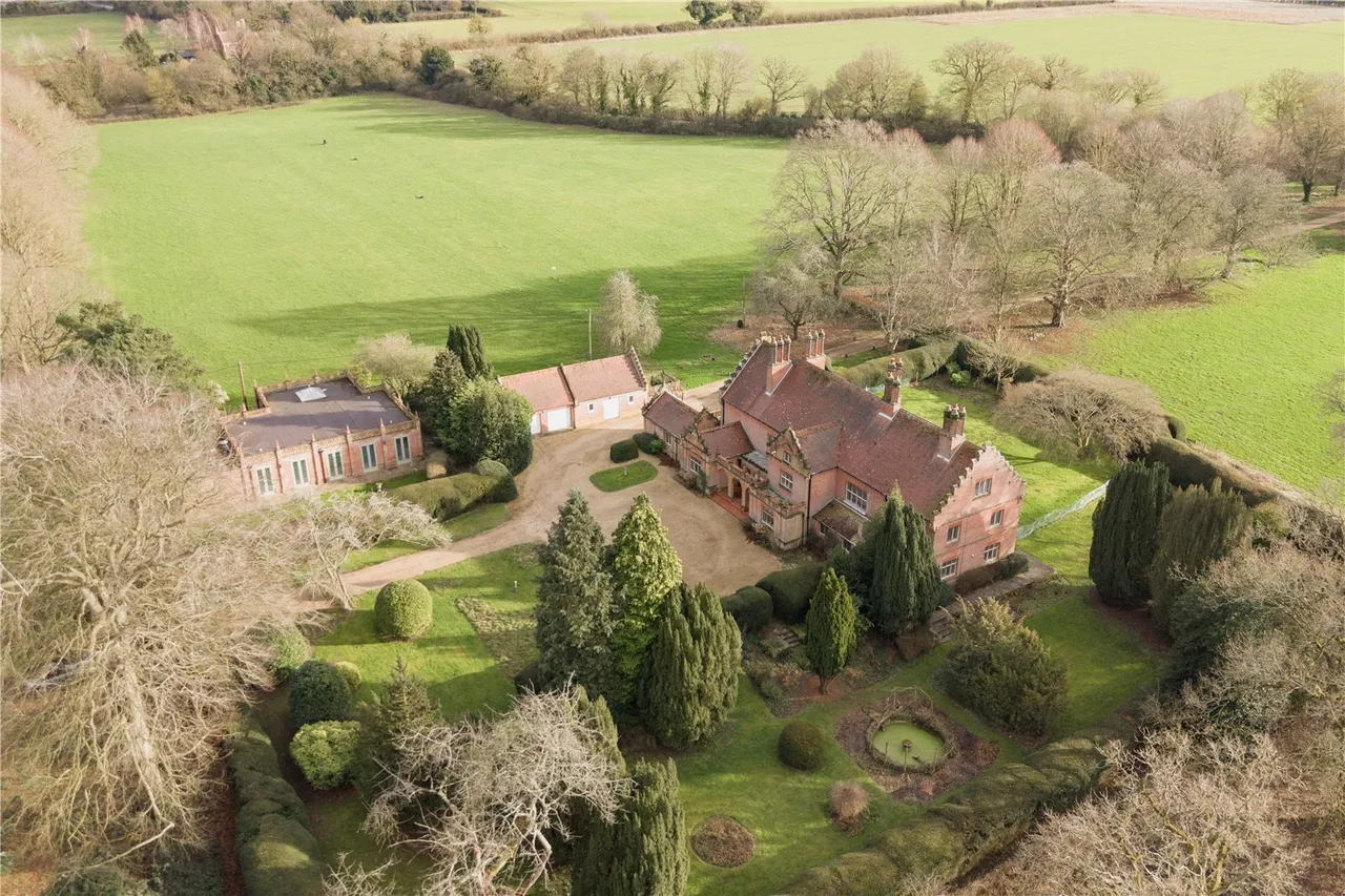 6 bed property for sale, Church Road, Booton, NR10