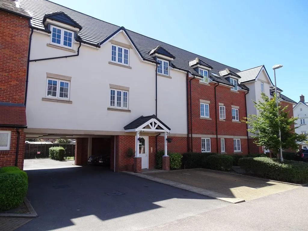 2 bed flat for sale — Grange Drive, High Wycombe HP13 5GQ