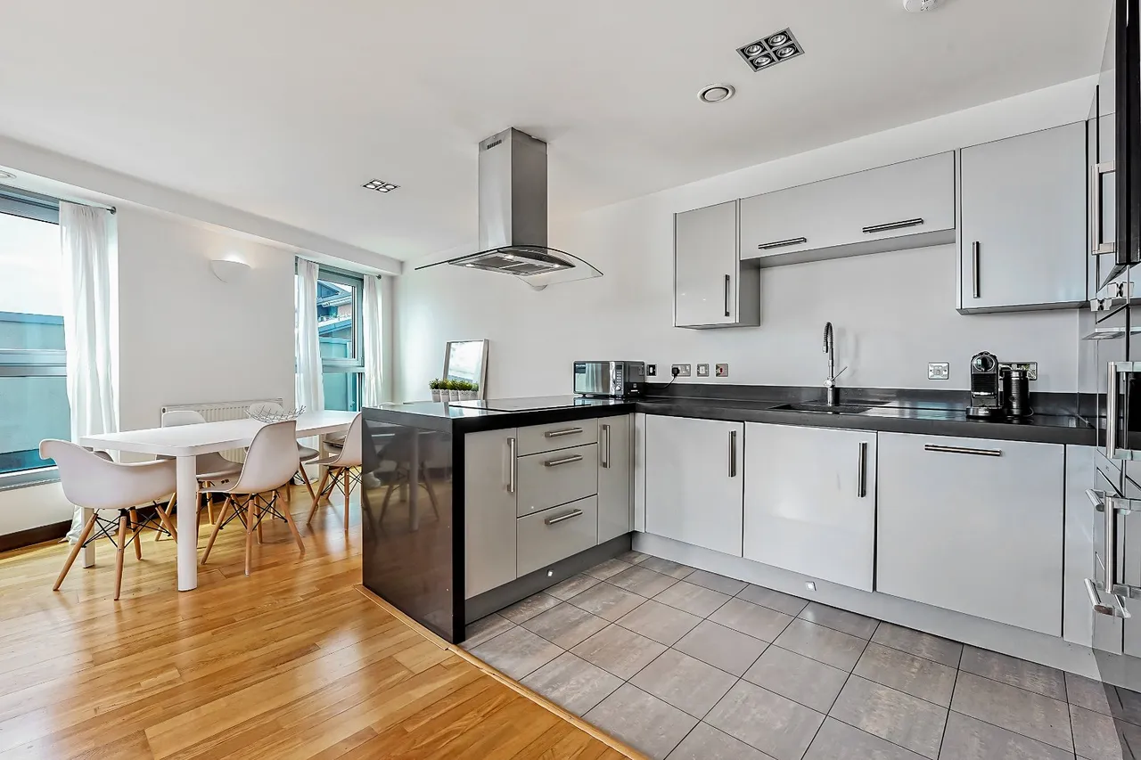 Bridges Court Road, London, SW11, photo 4