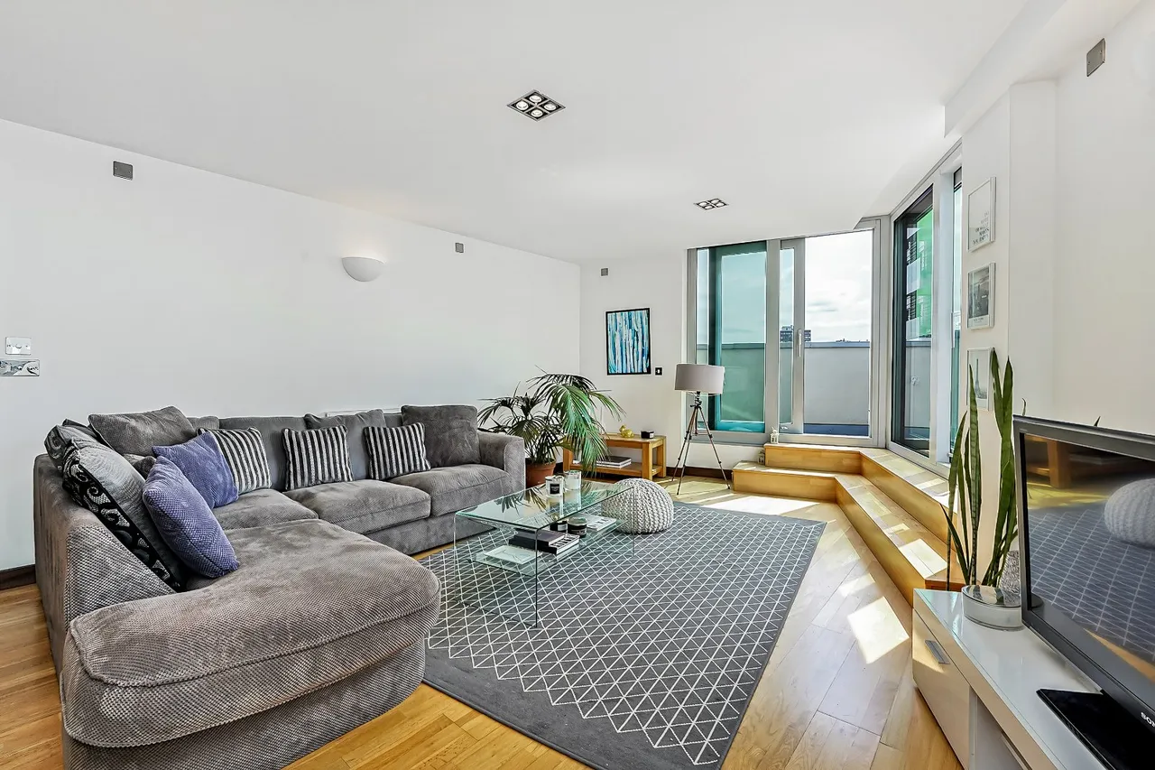 Bridges Court Road, London, SW11, photo 5