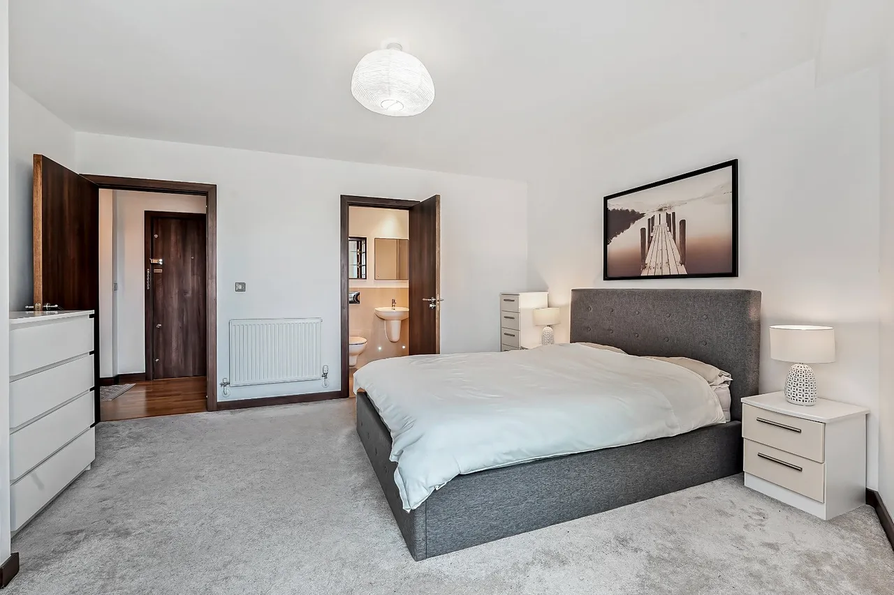 Bridges Court Road, London, SW11, photo 3