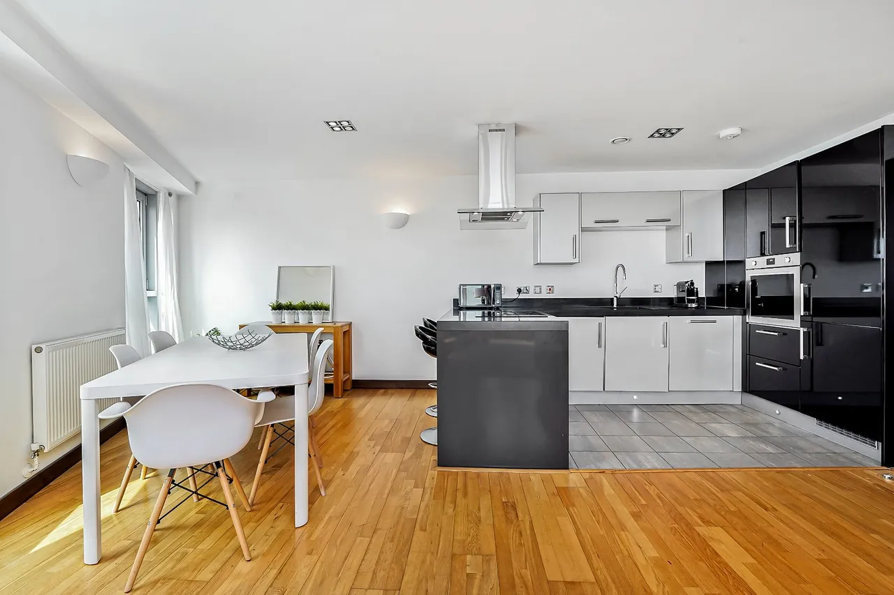 Bridges Court Road, London, SW11, photo 9