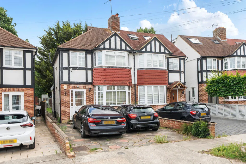 3 bed house for sale — Bargate Close, New Malden KT3 6BG