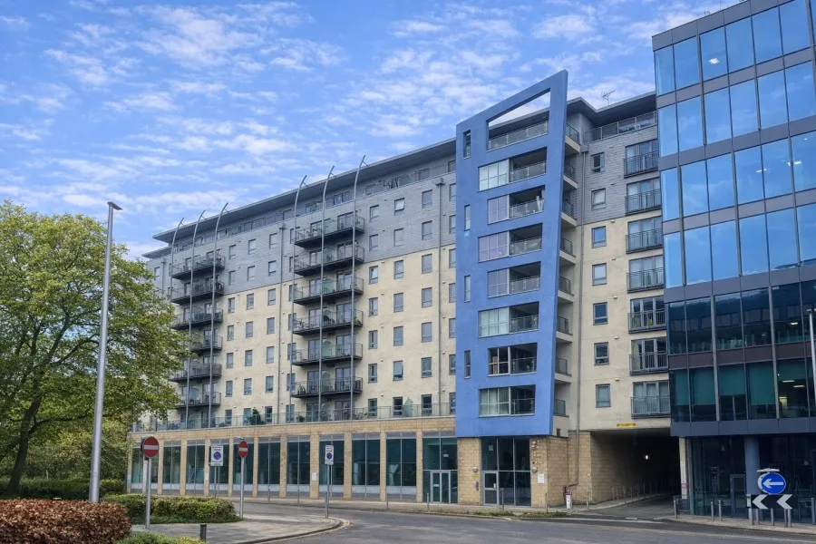 2 bed flat to rent, Church Street East, Woking, GU21