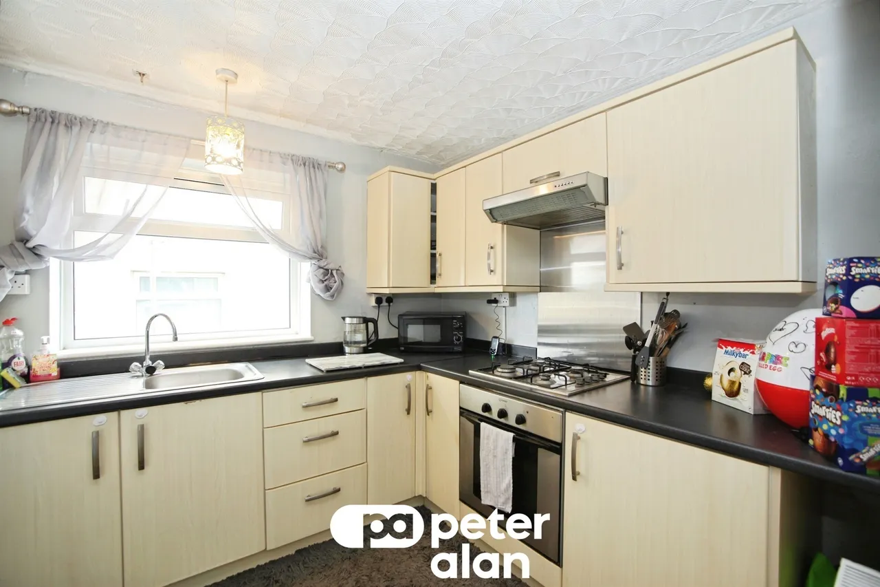 The Close, Hengoed, CF82, photo 2