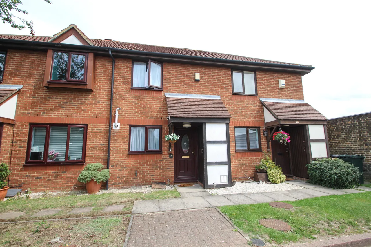 2 bed house for sale — Louvain Road, Greenhithe