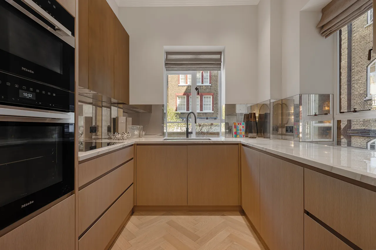 Upper Brook Street, Mayfair, London, photo 7