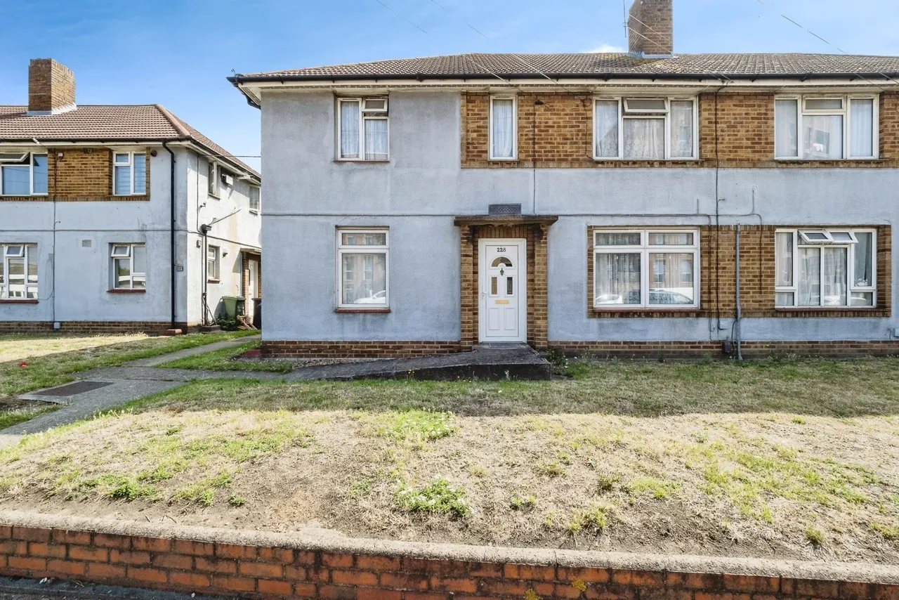 2 bed flat for sale — Rainham Road North, Dagenham, RM10