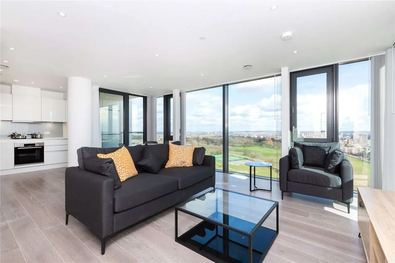 2 bed flat for sale, City North Place, London, N4