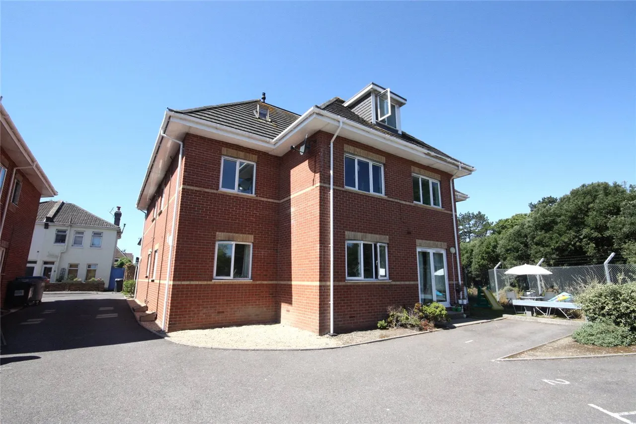 2 bed flat to rent, Warwick Road, Boscombe, BH7