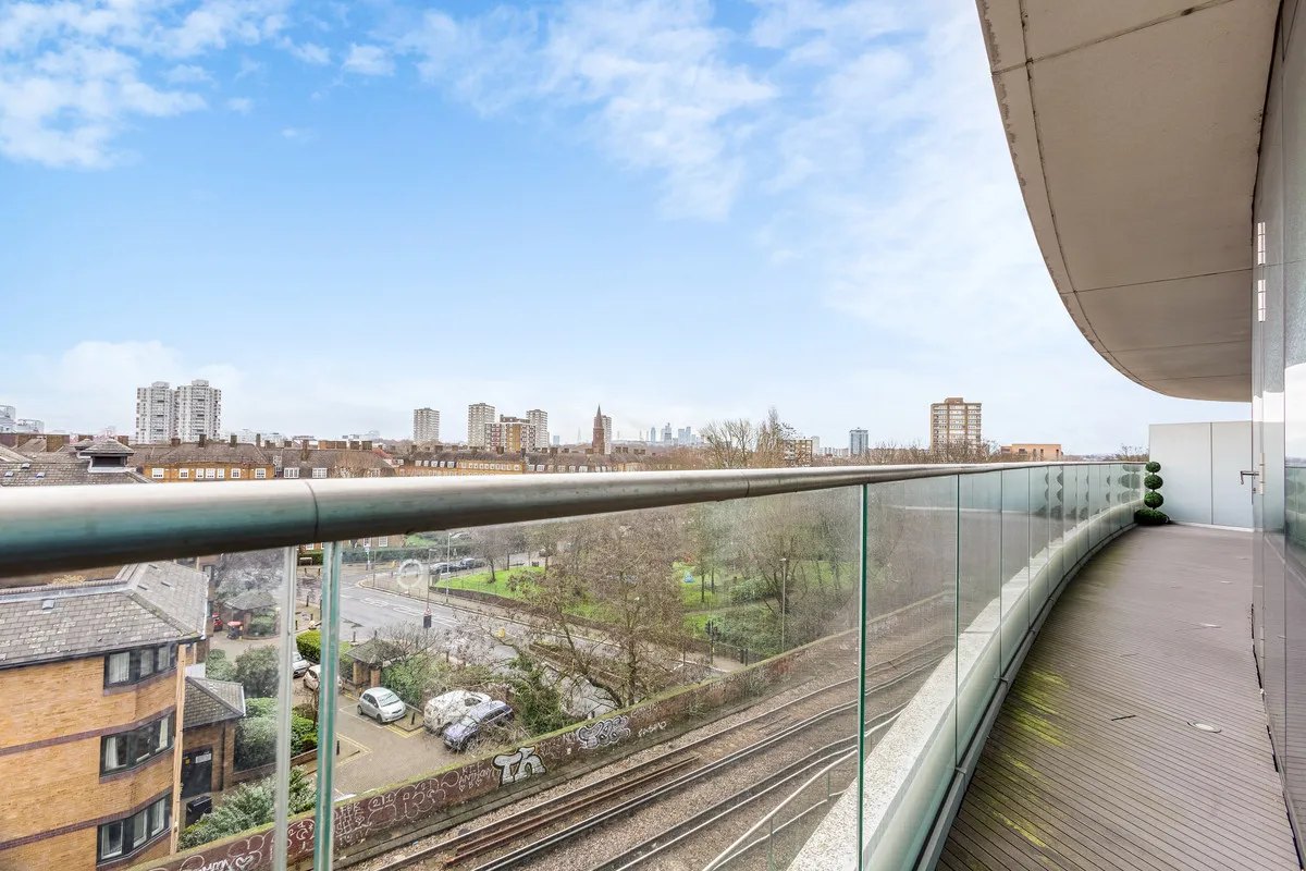 Lombard Road, London, SW11, photo 9
